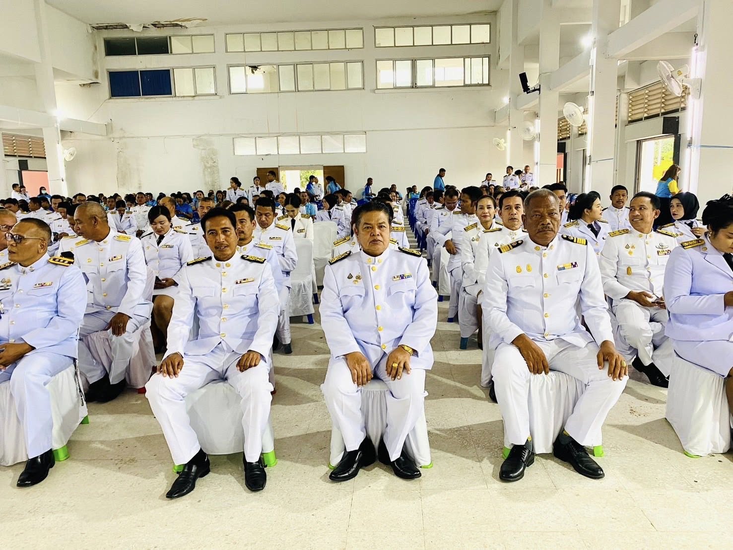 นายพะโยม โอสถวิสุทธิ นายกเทศมนตรีตำบลเกาะนางคำ คณะผู้บริหาร สมาชิกสภาฯ พร้อมด้วย ปลัดเทศบาล ข้าราชการ และพนักงานเทศบาลตำบลเกาะนางคำ ร่วมกิจกรรมเฉลิมพระเกียรติสมเด็จพระนางเจ้าสิริกิติ์ พระบรมราชินีนาถ พระบรมราชชนนีพันปีหลวง เนื่องในโอกาสวันเฉลิมพระชนมพรรษา 12 สิงหาคม 2568